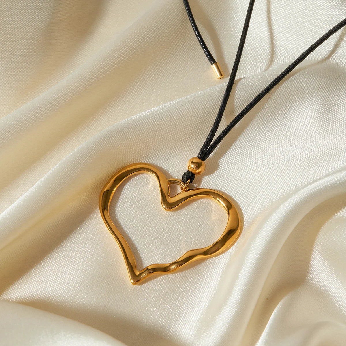 Rope Line Love Pendant Necklace