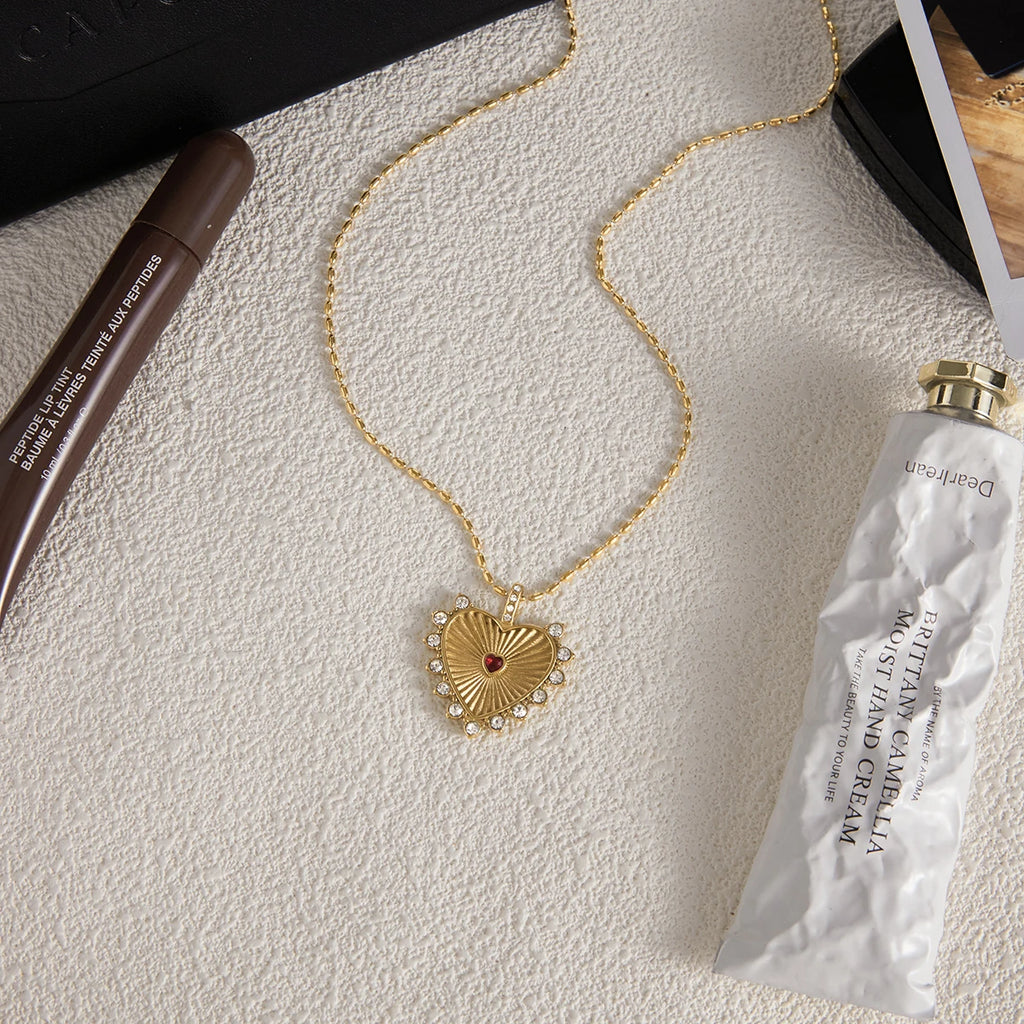 White Zirconia Threaded Heart Pendant Necklace