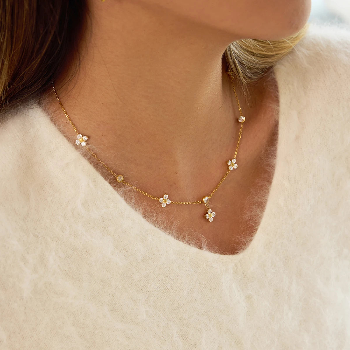 Delicate Zircon Flower Pendant Necklace