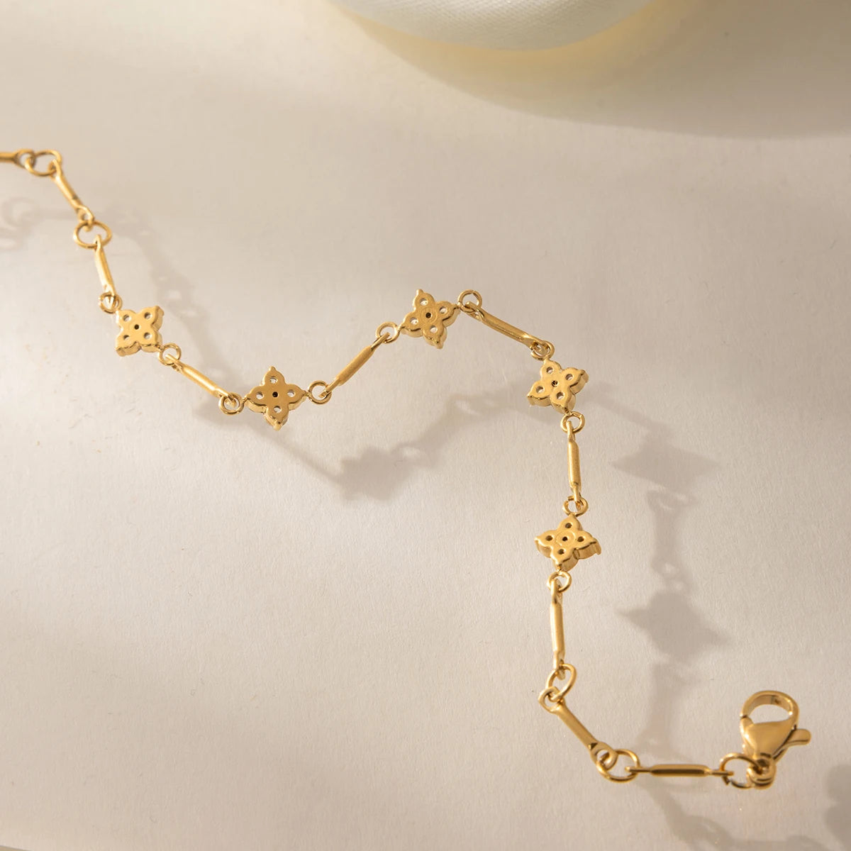 Delicate Zircon Flower Bracelet