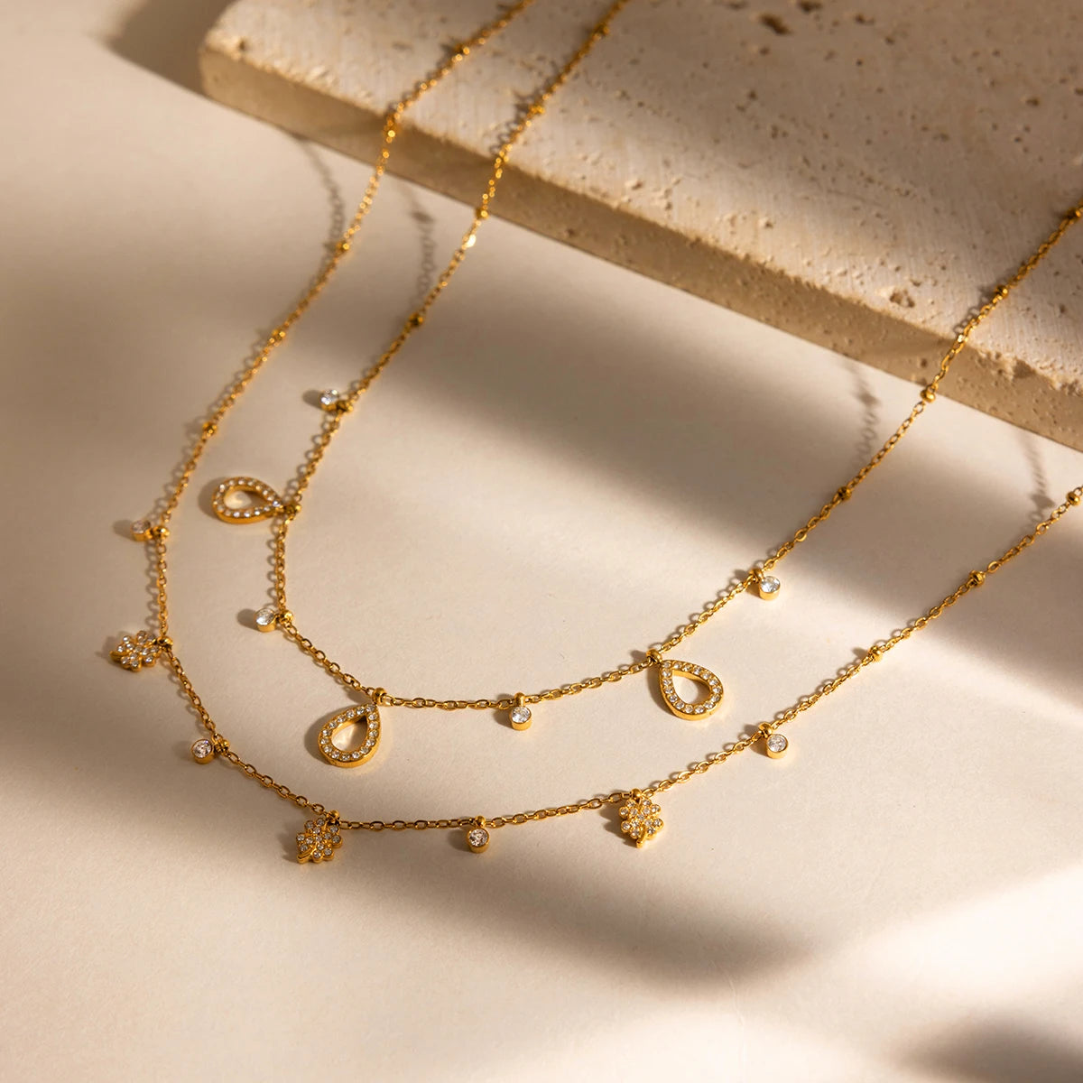 Delicate Round Flower Water Drop Pendant Necklace