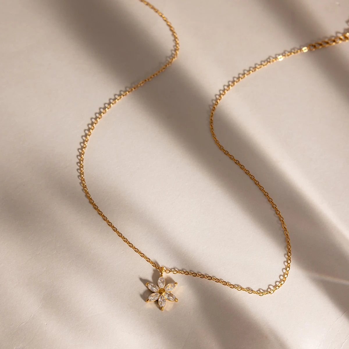 Classic Zircon Flower Pendant Necklace