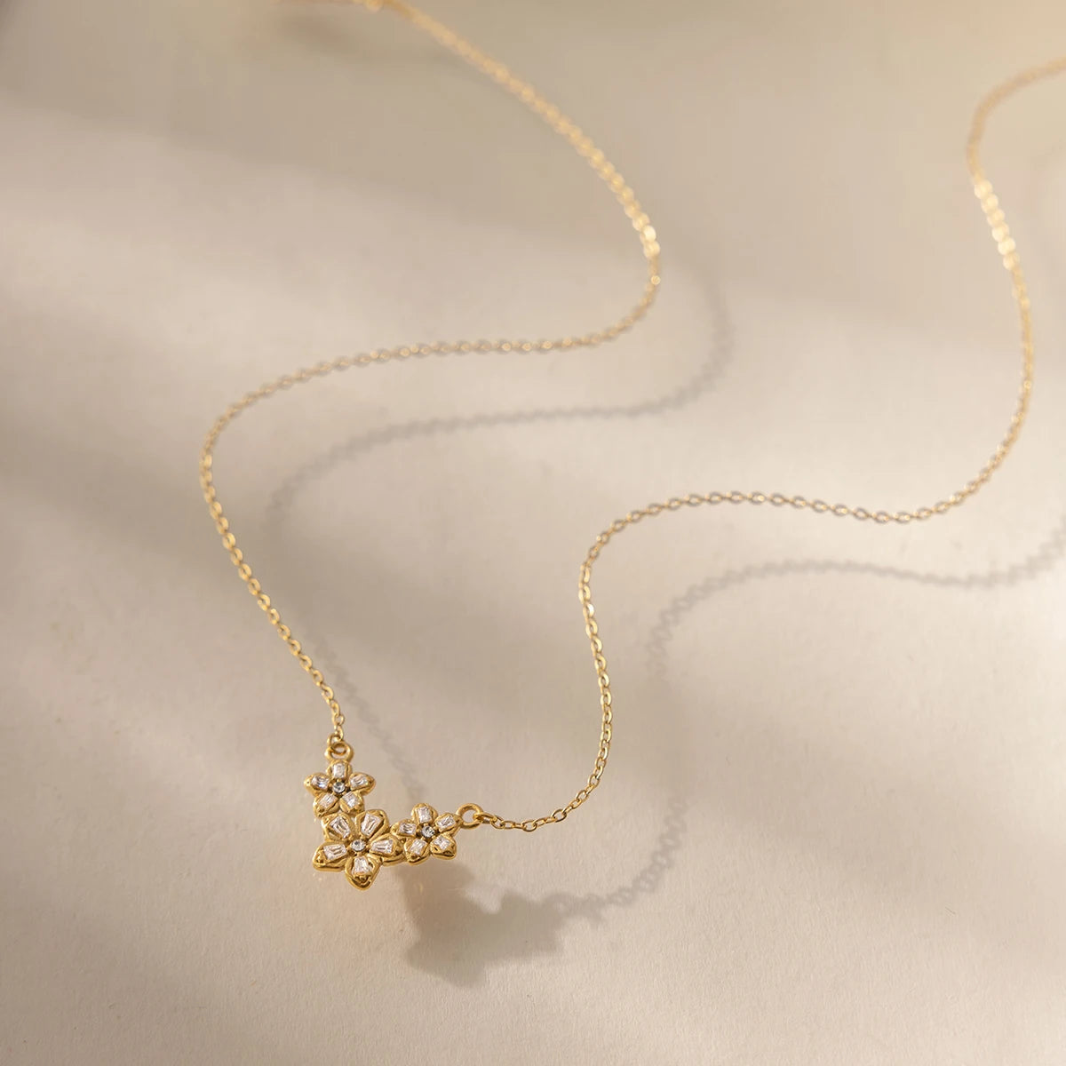Romantic Zircon Flower Pendant Necklace