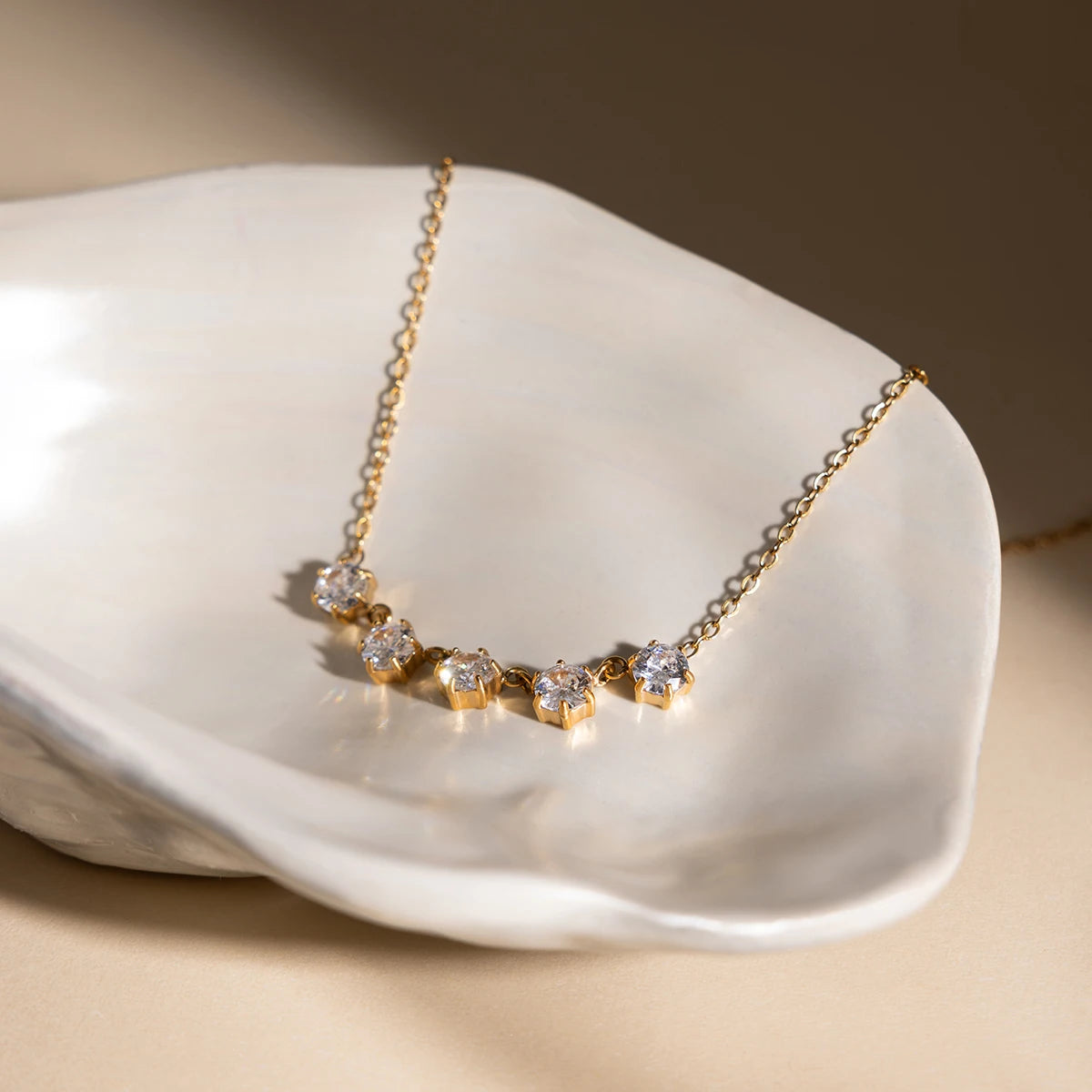 Delicate Round Zircon Pendant Necklace