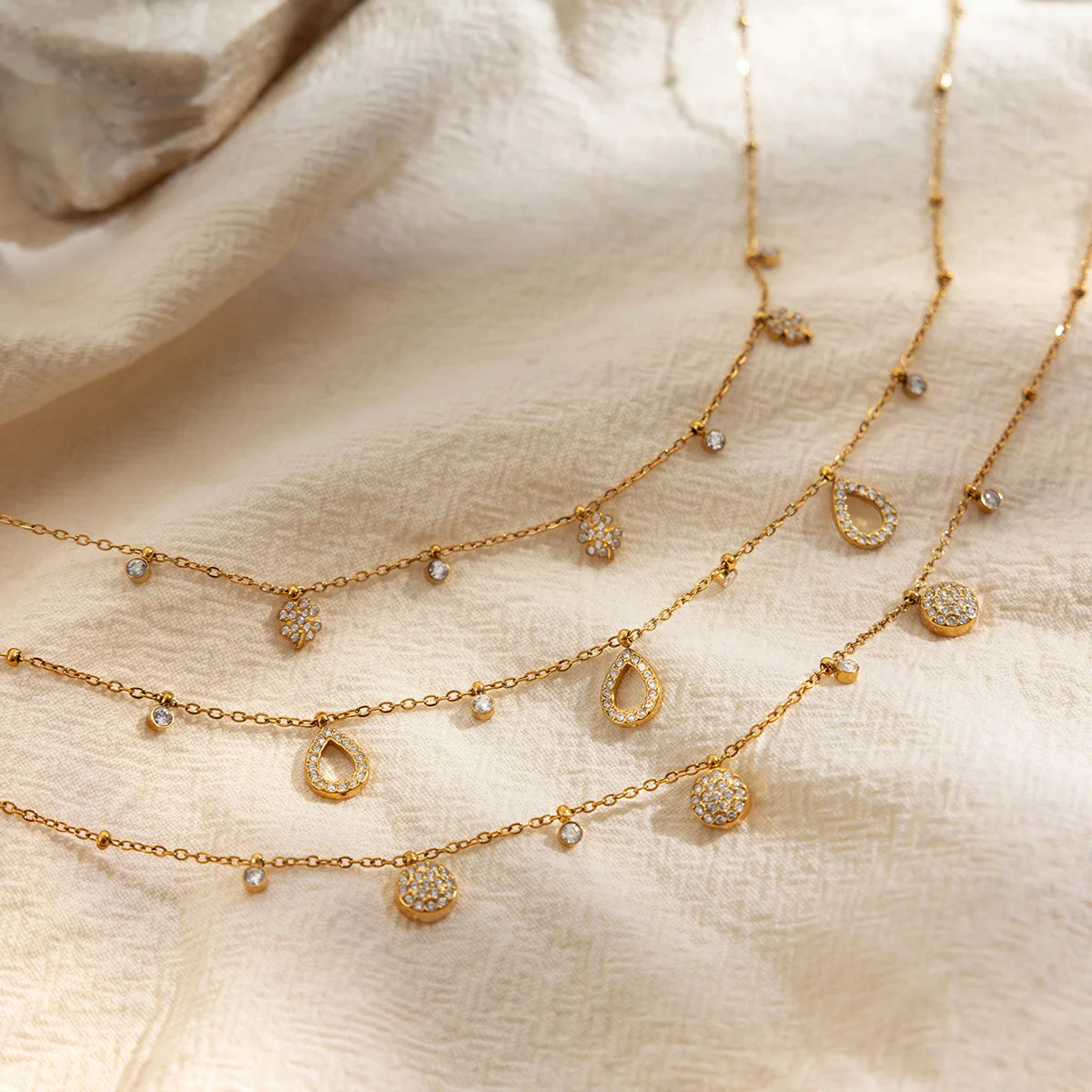 Delicate Round Flower Water Drop Pendant Necklace